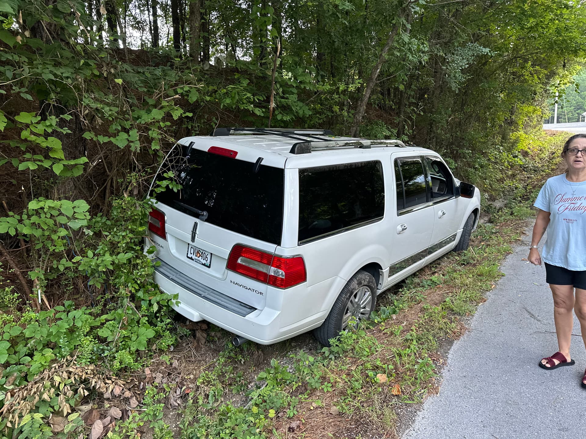 Gallery photos for Large SUV Winch-Out Recovery From a Wooded Roadside: Image #3