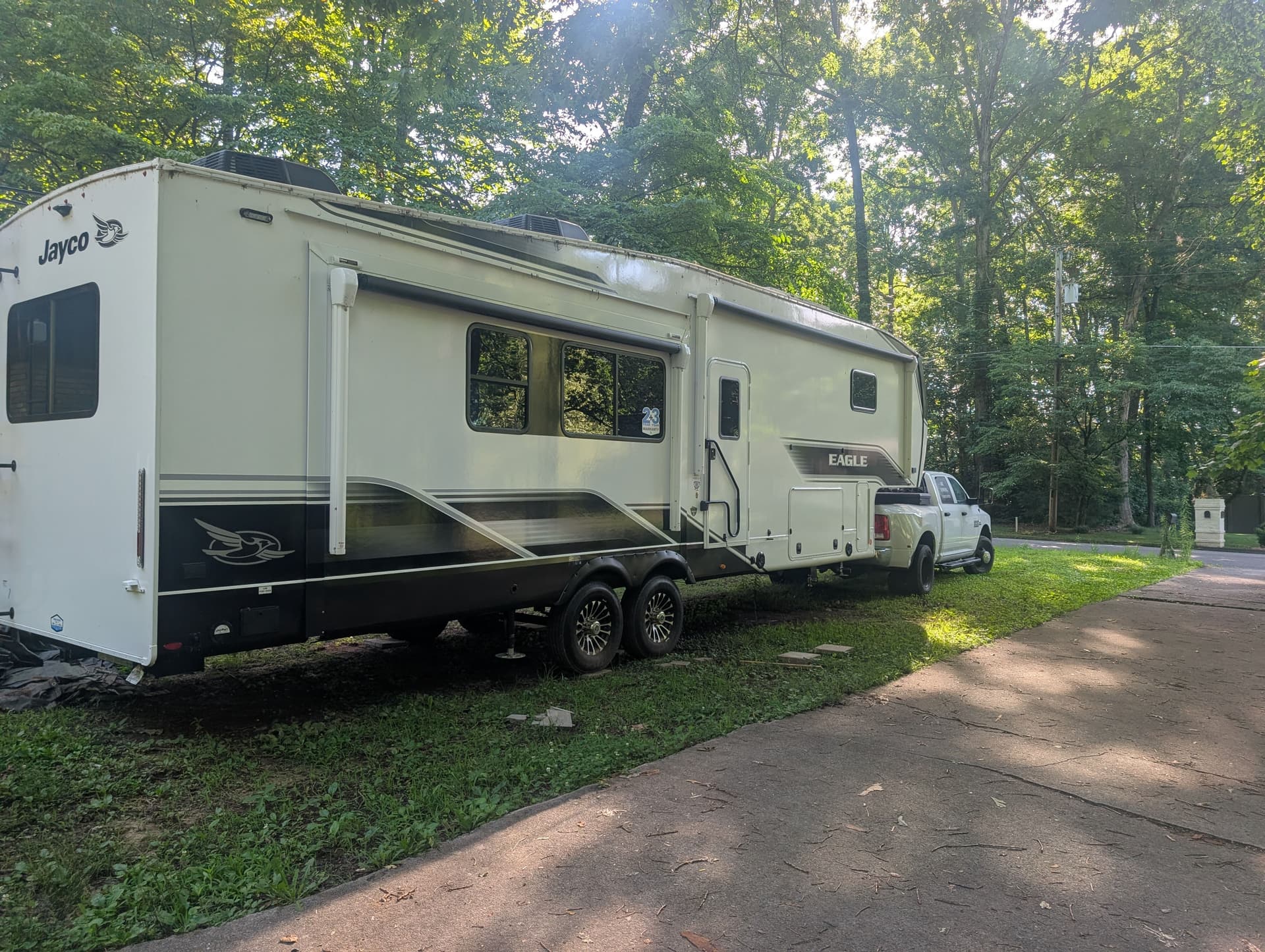 Fifth-Wheel Towing Done Right for Your Jayco Eagle image
